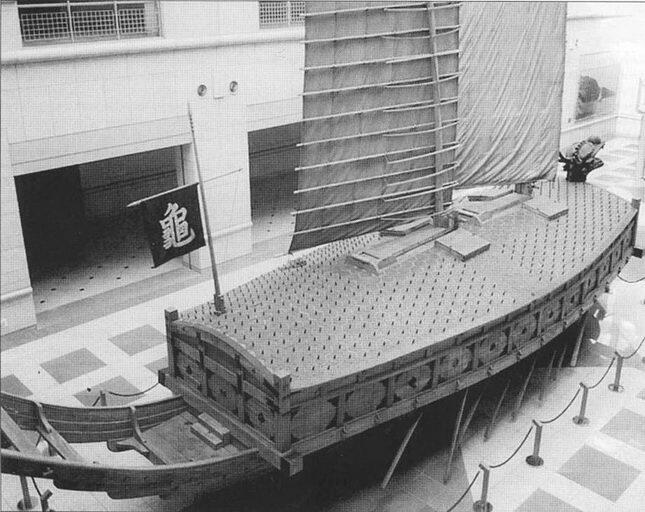 Корабльчерепаха в Военном Мемориальном музее в Сеуле Видны шипы на крыше - фото 20