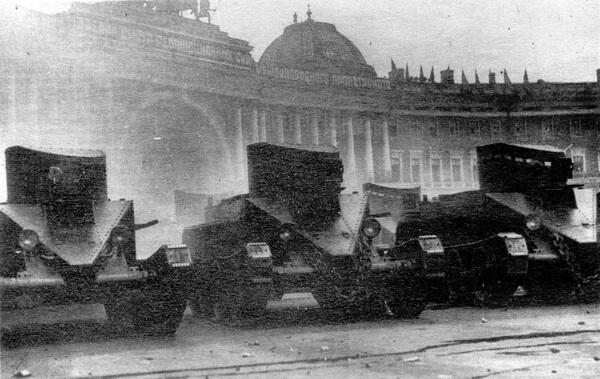 БТ2 без пушек перед парадом на площади Урицкого в Ленинграде 1 мая 1935 года - фото 10