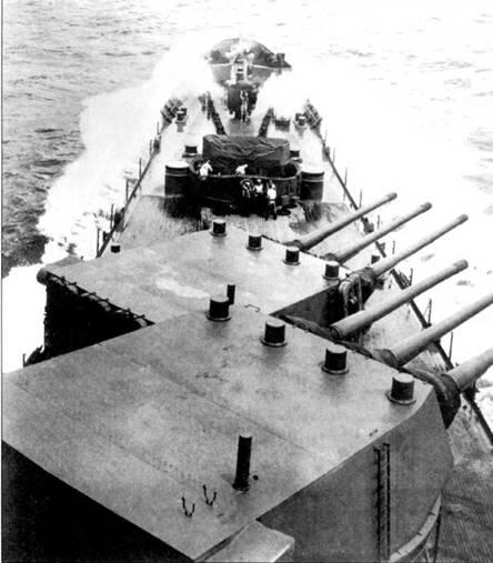 Мощный бурун накатывает на палубу носовой части крейсера Бостон Носовой - фото 42