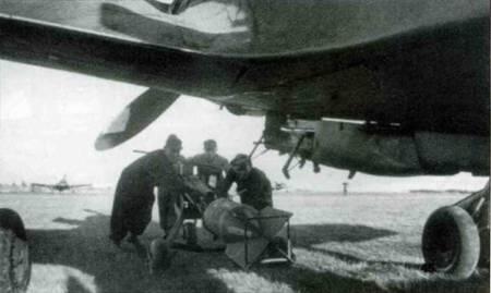 На бомбодержатель ЕТС 501 под фюзеляжем Fw 190F8 подвешивается 250кг бомби SC - фото 3