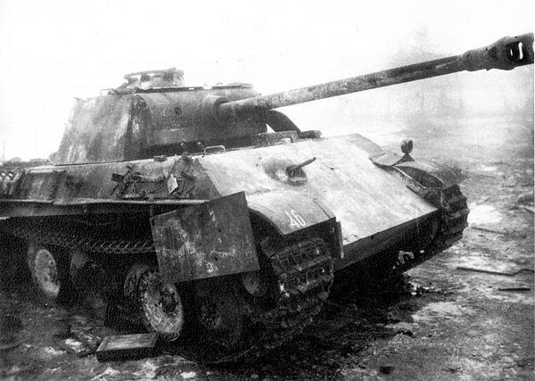 Ещё одна подбитая Пантера AusfG имеющая маску пушки с подбородком - фото 355