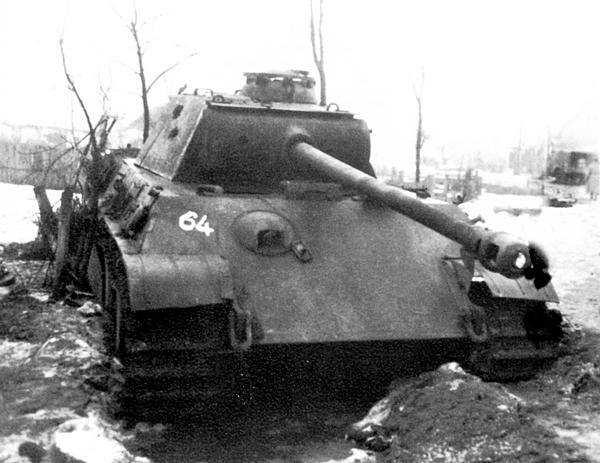 Эта Пантера AusfG была поражена двумя 85мм снарядами в правый борт башни - фото 359