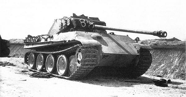 Ещё одна из Пантер AusfG из расстрелянной танковой колонны изображённой на - фото 362