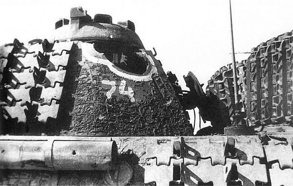 Фрагмент Пантеры AusfG из расстрелянной танковой колонны изображённой на - фото 365