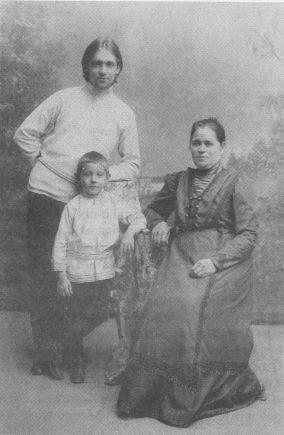 Сергей Сахаров его мать Матрона Сергеевна Сахарова и племянник 1912 г - фото 2