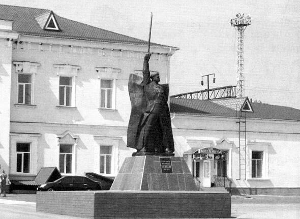 Памятник Г И Котовскому в Котовске - фото 15