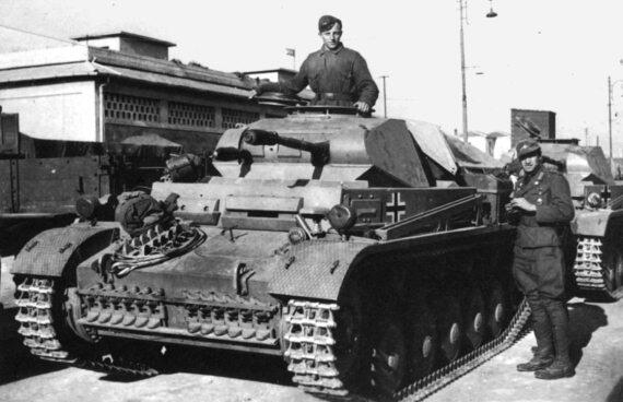 Немецкий легкий танк PzII AusfF Советский легкий танк Т26 обр1933 г - фото 2