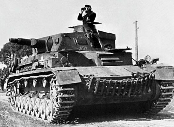 Немецкий средний танк PzIV AusfD В окоп в котором сидит солдатик проведен - фото 6