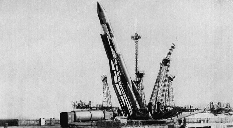Подъем ракетыносителя Союз с кораблем Восход на пусковую систему - фото 25