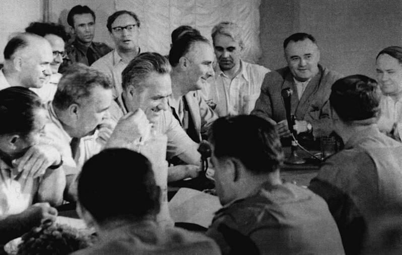 Беседа главных конструкторов с первыми космонавтами на полигоне Советские - фото 28