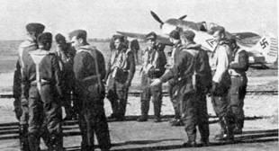 Пилоты истребительной эскадры IIIJG 26 перед боевым вылетом На заднем плане - фото 11