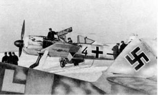 Fw 190А4 из истребительной эскадры IIJG 54 зима 1943 г Техники проверяют - фото 16
