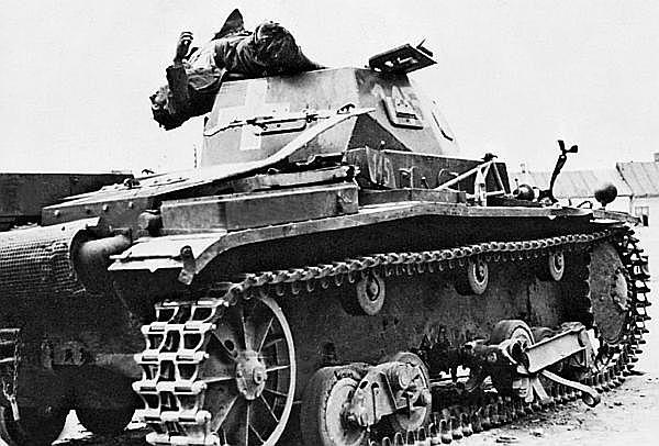 PzII Ausfb одного из подразделений 4й танковой дивизии подбитый на улицах - фото 20