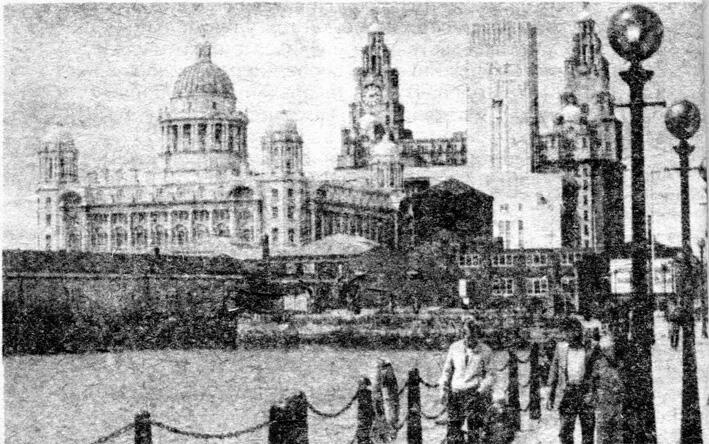 Ливерпуль На заднем плане великолепные строения 19го века Спереди - фото 2