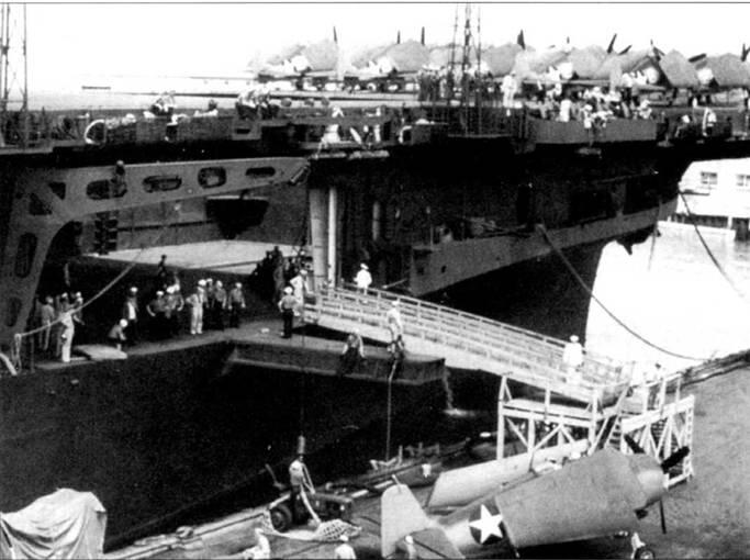 Авианосец CV10 Йорктаун погрузки ни борт самолетов пера отправкой корабля - фото 13