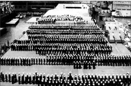 Экипаж авианосца Йорктаунб выстроился по случаю торжественной церемонии - фото 28