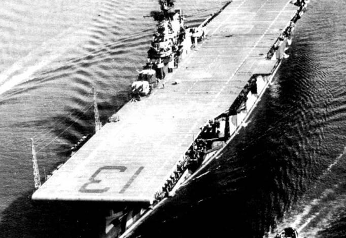 В сопровождении буксиров авианосец CV13 Франклин выходит и реки Элизабет - фото 31
