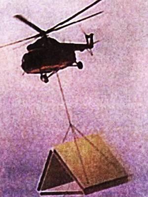 Вертолет несет на внешней подвеске панели вертодрома Вертодром в собранном - фото 1