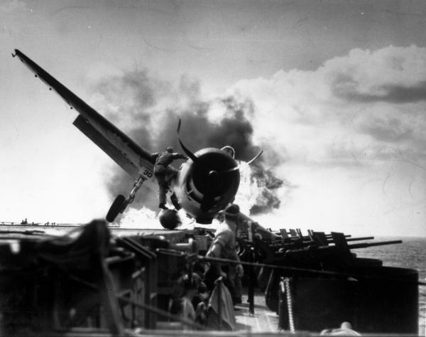 Палубный истребитель Хеллкэт рухнул на палубу авианосца Немецкий - фото 63