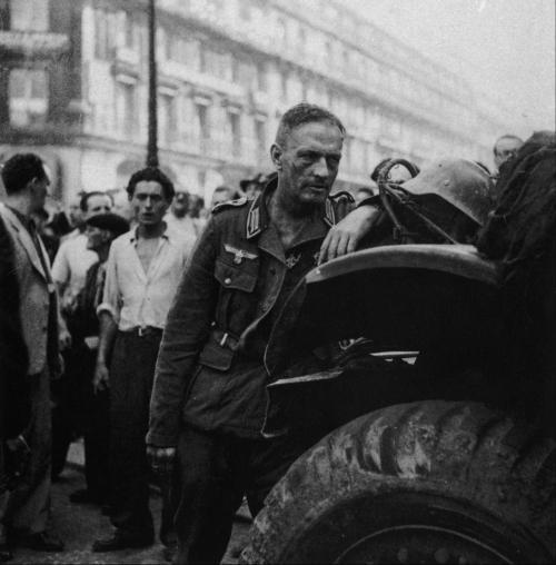 Немецкий военнопленный в Париже 26 августа 1944 г Участники Варшавского - фото 64