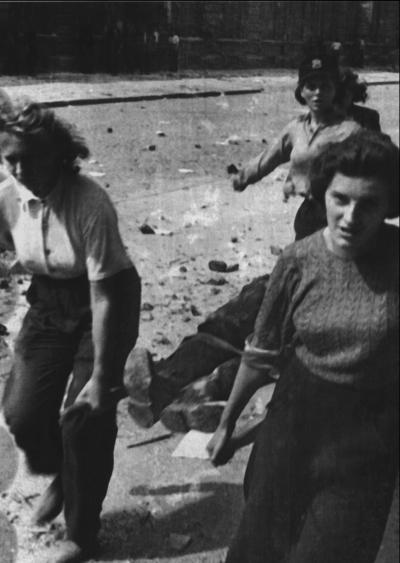 Участники Варшавского восстания с носилками Медслужба в разгар бомбардировки - фото 65