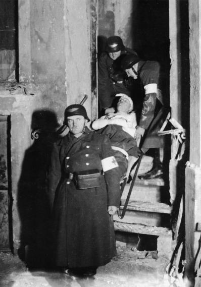 Медслужба в разгар бомбардировки Берлина Черчилль в Афинах с архиепископом - фото 66