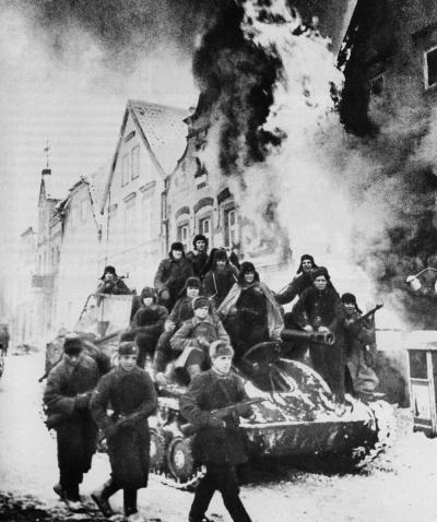 Советские солдаты в горящем немецком городке Мирные жители у входа в бункер - фото 71