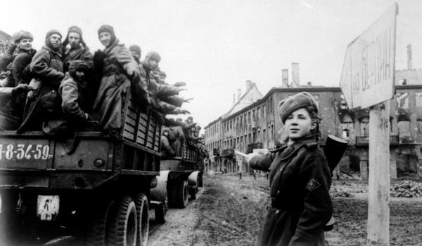 Советская регулировщица на дороге к Берлину Гражданское население расчищает - фото 73