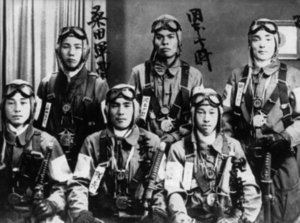 Японские пилотыкамикадзе позируют для мемориального фото Мраморная галерея в - фото 76