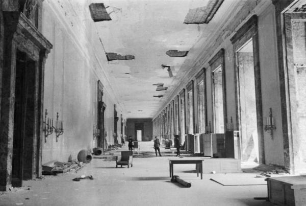 Мраморная галерея в разрушенном здании Рейхсканцелярии Раненые немцы в - фото 77
