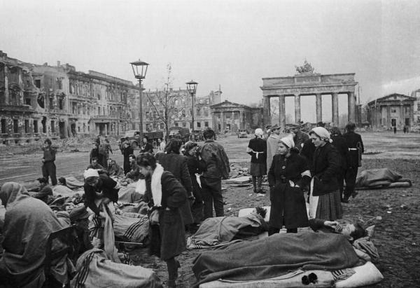 Раненые немцы в Берлине 2 мая 1945 г Капитуляция Японии на борту линкора - фото 78