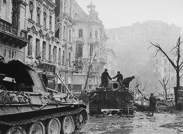 Разбитые на улице Будапешта немецкие танки PzV AusfG Panther Февраль 1945 - фото 15