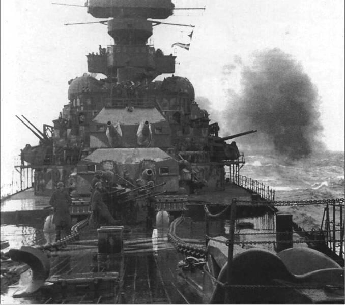 Тяжелые зенитные орудия левого борта крейсера Принц Евгений ведут огонь по - фото 1