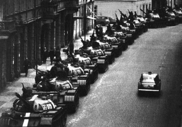 В ночь на 21 августа 1968 года войска Организации Варшавского договора вошли в - фото 14