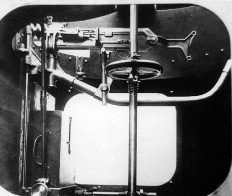 Внутренний вид броневика Хорошо виден механизм поворота башни и установка - фото 3