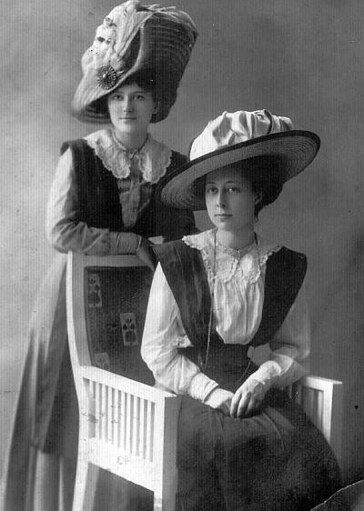 Татьяна Ефимова с подругой Тифлис 1910 Юная поэтесса тоже мечтала о Блоке - фото 4