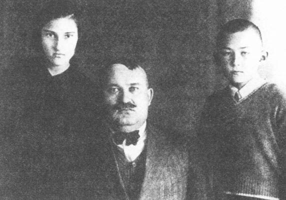 Г М Семенов с сыном и дочерью Центральная улица Харбина Начало XX века - фото 16