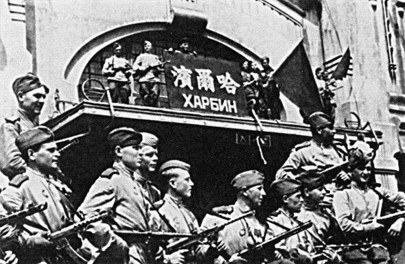 Советские солдаты на железнодорожной станции Харбин 1945 г Последнее фото - фото 28