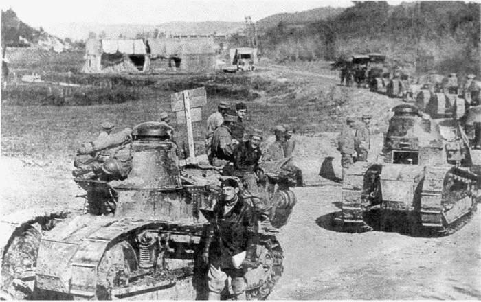 Колонна Рено FT из состава 13го батальона 505го танкового полка на марше - фото 2