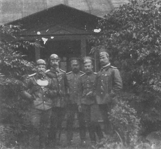 Русские летчики на первых маневрах 1911 г Ян Фабрициус второй слева - фото 26