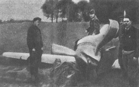 Франсуа де Жоффр у своего самолета подбитого огнем вражеской зенитной - фото 39