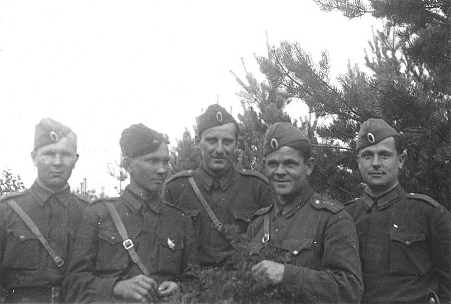 Группа офицеров РННА перед засылкой за линию фронта Слева направо лейтенант - фото 1