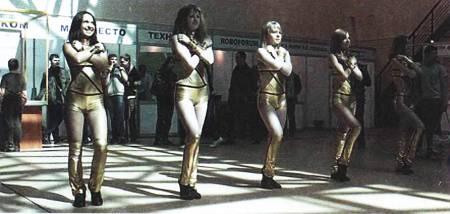 Девушки в золотистых костюмах это группа поддержки МГУПИ выступившая с - фото 3
