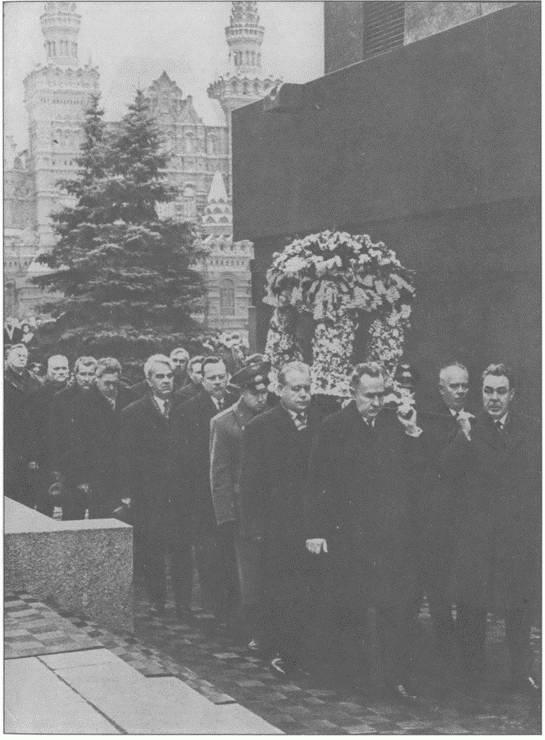 Похороны ЮЛ Гагарина и В С Серегина Обелиск на месте гибели ЮА - фото 37