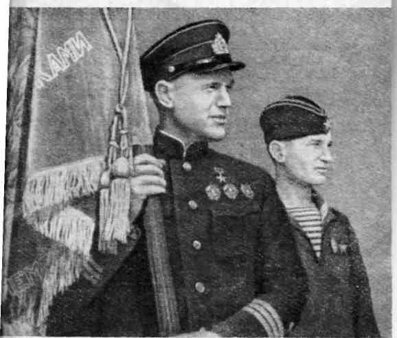 В Г Стариков с почетным Красным знаменем ЦК ВЛКСМ врученным экипажу Не раз - фото 8
