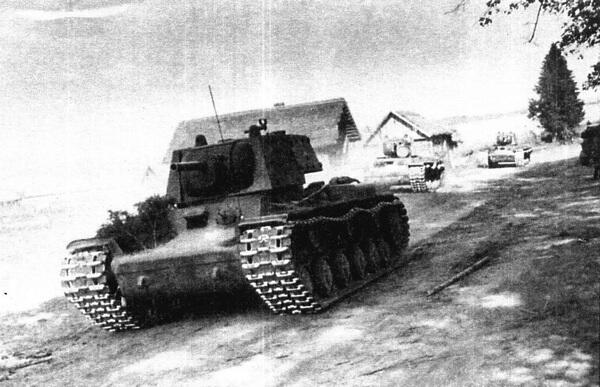 Колонна танков КВ1 на дальних подступах к Ленинграду 1941 год К маю 1940 - фото 3