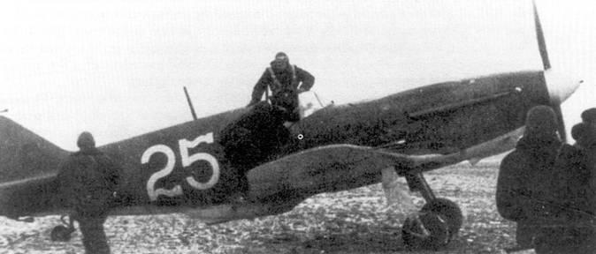 Летчик садится в истребитель ЛаГГ3 1й серии Ленинградский фронт поздняя - фото 20