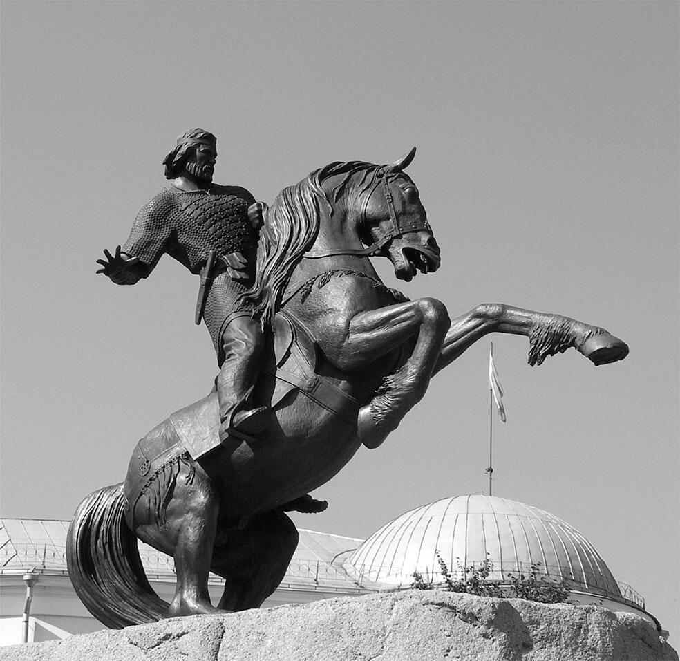 Памятник Евпатию Коловрату в Рязани При виде испепеленного родного города - фото 1