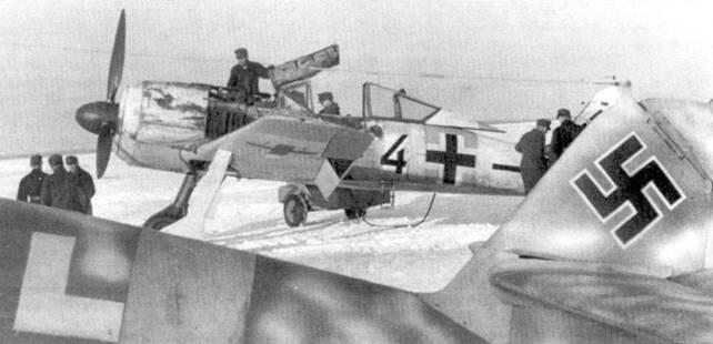 Fw I90A4 из IIJG 54 стоящий рядом с Bf 109G на аэродроме Сиверская начало - фото 2