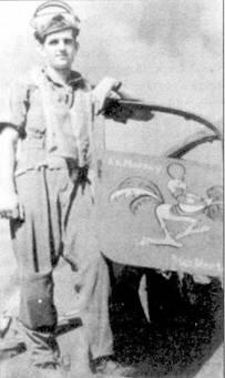 Лейтенант Уолт Харви вместе с другими летчиками в начале апреля 1942 г - фото 10